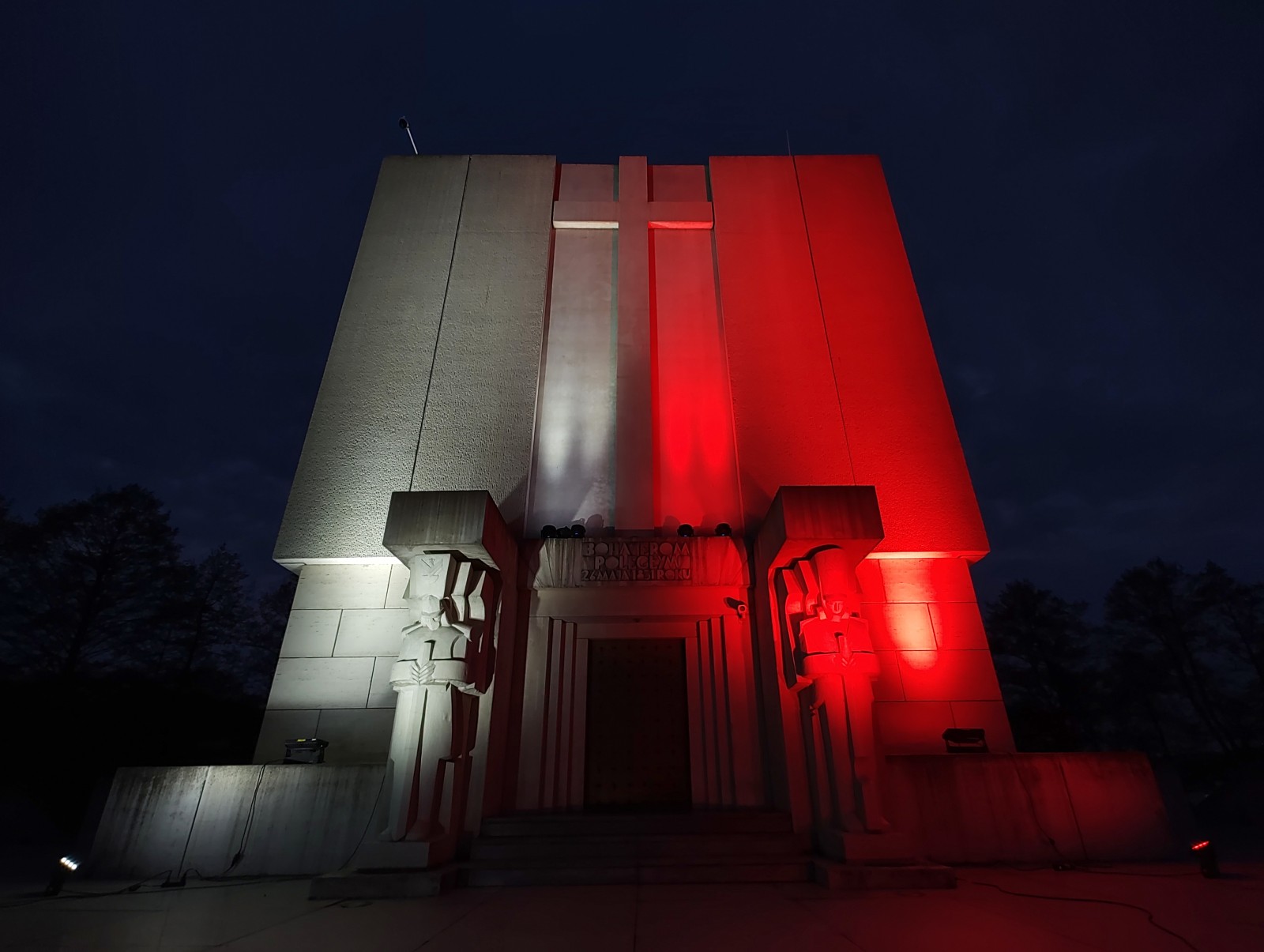 Biało-czerwone barwy zdobią Pomnik Mauzoleum