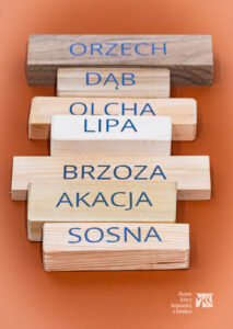 Niewielkie drewniane klocki ułożone jeden za drugim, na podłożu koloru pomarańczowego, każdy napisanym gatunkiem drzewa, z którego pochodzi: (od dołu) sosna, akacja, brzoza, lipa, olcha, dąb, orzech.