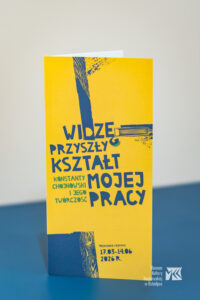 Postawiony pionowo folder wystawy Fragment wystawy „Widzę przyszły kształt mojej pracy. Konstanty Chojnowski i jego twórczość”