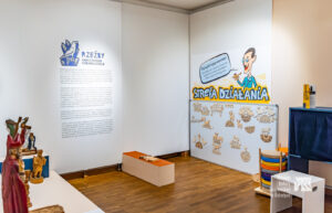 Fragment wystawy „Widzę przyszły kształt mojej pracy. Konstanty Chojnowski i jego twórczość”, kącik przeznaczony dla dzieci