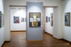 Fragment wystawy dzieł malarskich, na ścianach obrazy