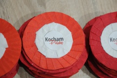 Kotylion z napisem Kocham Polskę