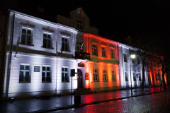 Biało-czerwona iluminacja na budynku Muzeum
