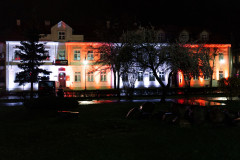 Biało-czerwona iluminacja na budynku Muzeum