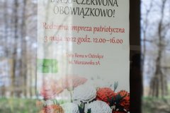 Plakat na szybie informujący o narodowym święcie trzeciego maja
