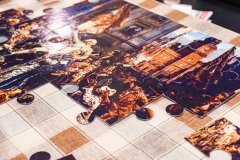 Na stole leżą częściowo ułożone puzzle.