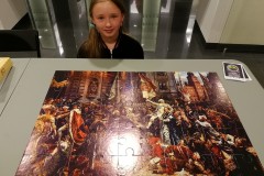 Dziewczynka i puzzle z Konstytucją 3 maja 