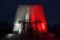 Biało-czerwona iluminacja na Pomniku Mauzoleum o zmroku