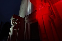Biało-czerwona iluminacja na Pomniku Mauzoleum o zmroku