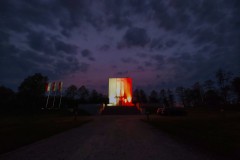 Biało-czerwona iluminacja na Pomniku Mauzoleum o zmroku