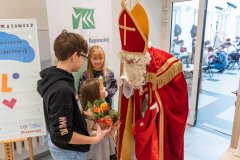 Dzieci rozmawiają z Mikołajem