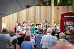 W oddali fragment chóru występującego na terenie tężni solankowej. Przed chórem widownia