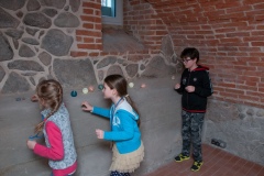 dzieci zwiedzające starą piwnice w Muzeum 