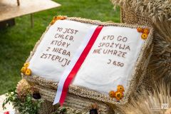Dekoracja ze zboża w kształcie księgi z cytatem – fragment wieńca dożynkowego