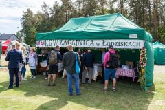 Namiot typu pawilon z napisem „KGW ZAGAJNICA w Łodziskach”. Przy namiocie ludzie.