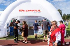 Biały namiot typu pawilon o kształcie kopuły z logiem marki Mazowsze