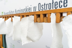 kartki papieru zawieszone w rzędzie w celu wysuszenia
