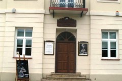Wejście główne muzeum kultury kurpiowskiej 
