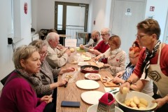 Dorośli, kobiety i mężczyźni wyrabiają ciasto na rejbaka