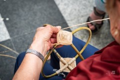 Dłonie wyplatające z wikliny