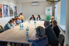 Uczestnicy spotkania siedzący przy stole