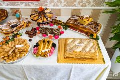Ciasta i inne wyroby cukiernicze ułożone na stole