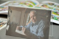 Zdjęcie piszącego mężczyzny 