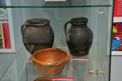 Gliniane dzbany i miska.