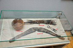 Eksponaty w gablocie.