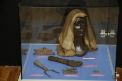 Eksponaty w gablocie.