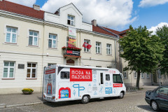 Kamper moda na mazowsze stoi przed muzeum.