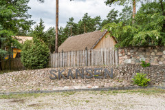 Zdjęcie przedstawia napis skansen.