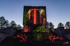 Pomnik Mauzoleum z wyświetloną barwną iluminacją