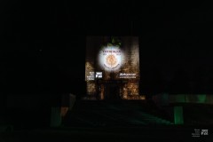 Pomnik Mauzoleum z wyświetloną iluminacją prezentującą logo 650-lecia miasta Ostrołęki, MKK, Mazowsza
