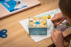 Dłonie wykonujące zdobione pudełeczko