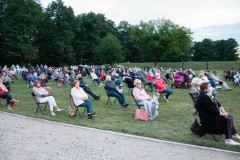 Kilkadziesiąt siedzących gości.