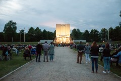 Kilkadziesiąt gości stojących i siedzących obok sceny pod Mauzoleum 
