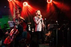 Wokalista i zespół na scenie 