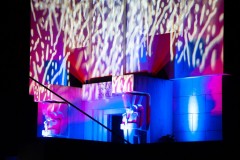 oświetlenie mauzoleum w barwach fioletu, błękitu i czerwieni.