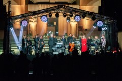 Scena z zespołem pod mauzoleum 