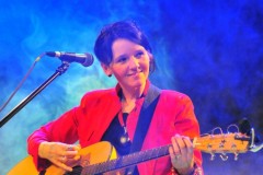 Kobieta grająca na gitarze