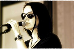 Kobieta przy mikrofonie, fotografia typu sepia