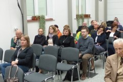 Kilkanaście osób siedzi na widowni