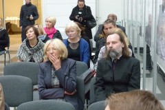 Kilkanaście osób siedzi na widowni