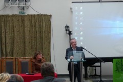 Mężczyzna stoi przy mównicy