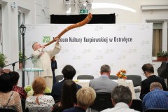 Uczestnik konferencji gra na ligawie