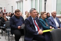 Goście i prelegenci siedzący na widowni