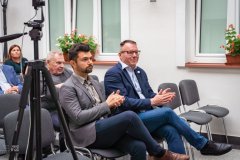 Goście siedzą na widowni
