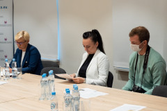 Uczestnicy konferencji siedzący pry stole