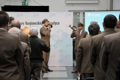 2 Mężczyzn gra na trąbce przed widownią w tle napis Muzeum kultury kurpiowskiej 